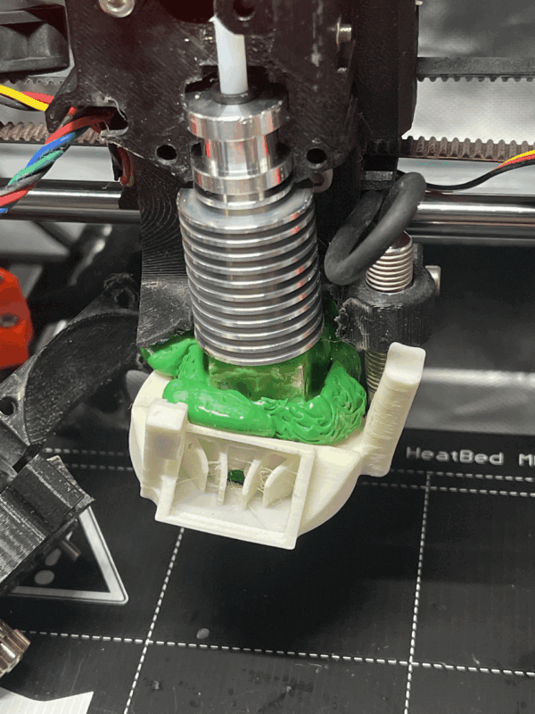 3DプリンタのエクストルーダーがPLAフィラメントに飲み込まれている図
